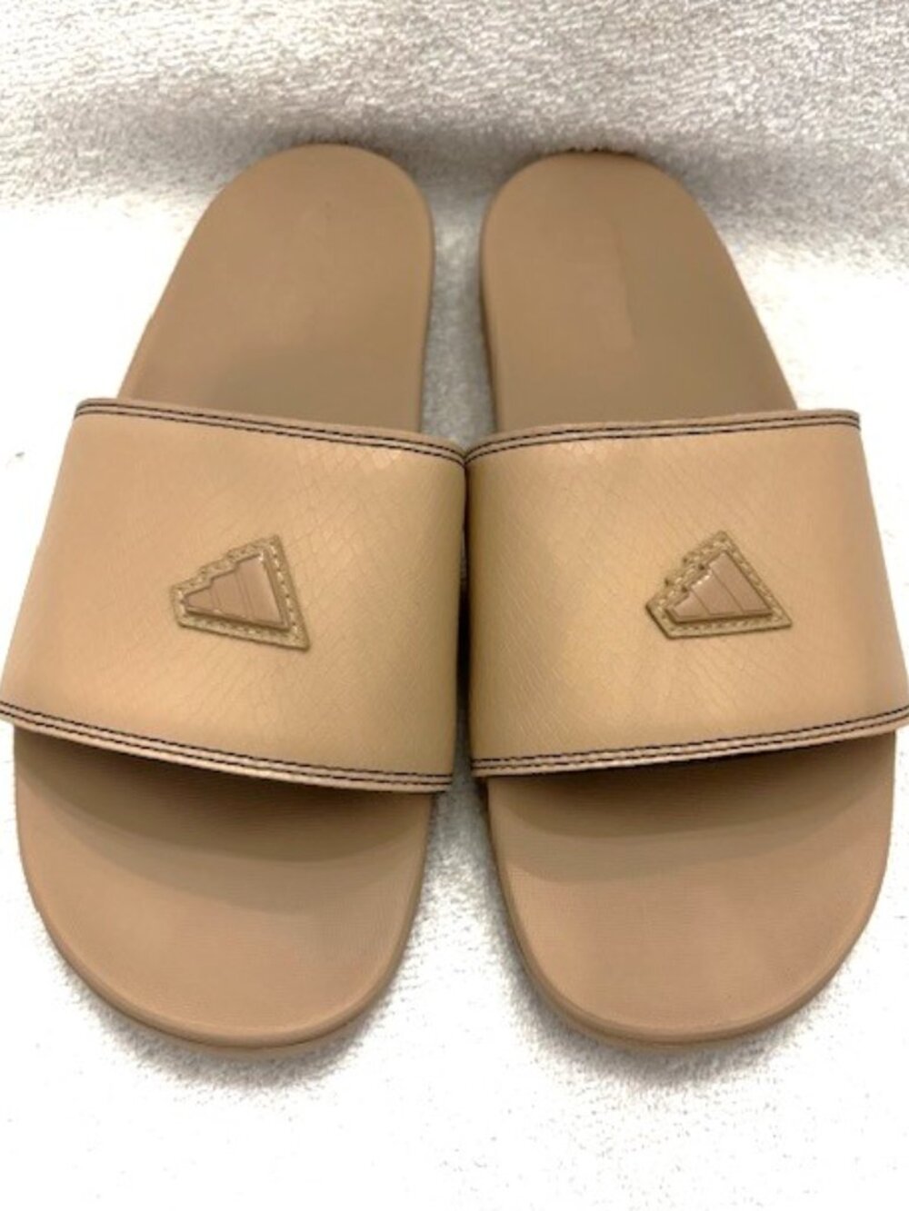 adidas Adilette Comfort Slides in warm sandstone NWOT Mens 8 Womens 9-1/2